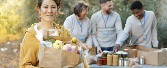 benevoles-de-plan-moyen-avec-des-dons-de-nourriture